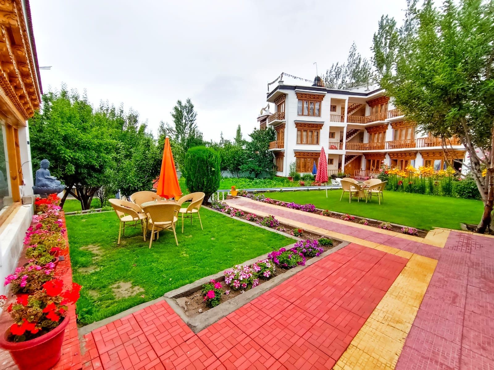 Garden & Outside Seating Area